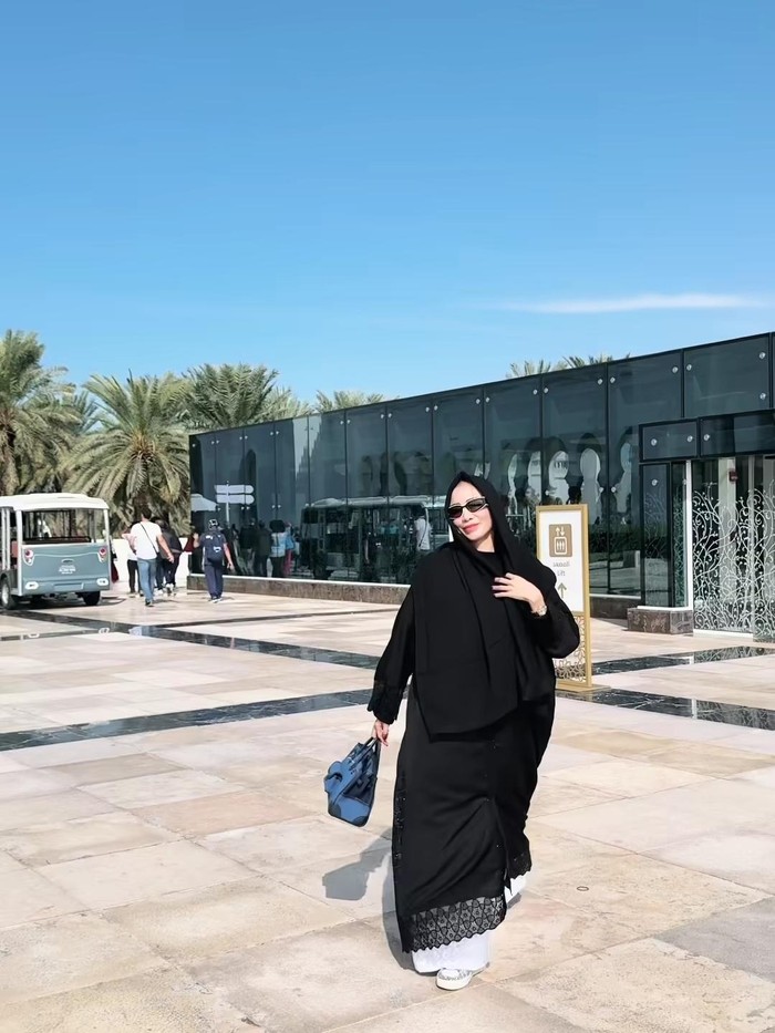 Momo jalan-jalan di Masjid Sheikh Zayed Abi Dhabi.