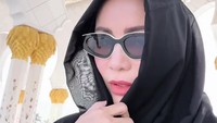 Speechless lihat langsung masjid seluas 55 hektar ini. Setiap sudutnya karya seni. Pilar marmer putihnya gagah banget, ditambah lampu gantung emas 12 ton yang bikin merinding saking indahnya. Bener-bener bikin hati adem, kesan Momo denga desain masjid tersebut. Foto: Instagram @therealmomogeisha