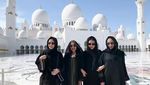 Visual Momo Pakai Abaya dan Kerudung di Masjid Sheikh Zayed Abu Dhabi