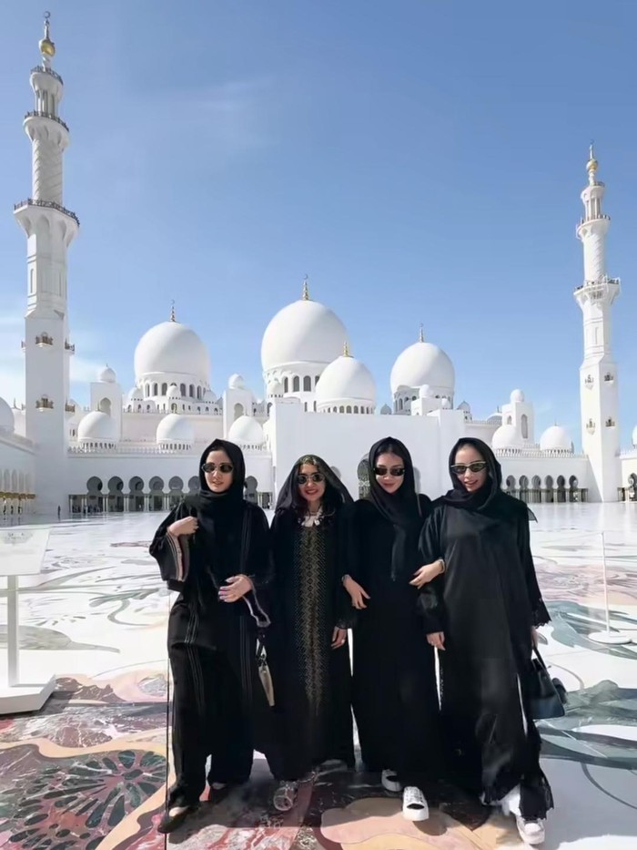 Momo jalan-jalan di Masjid Sheikh Zayed Abi Dhabi.