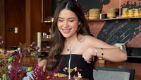 Nicole Parham tampak mempesona dengan pakaian hitam. (Foto: dok Instagram nicoleparham_)