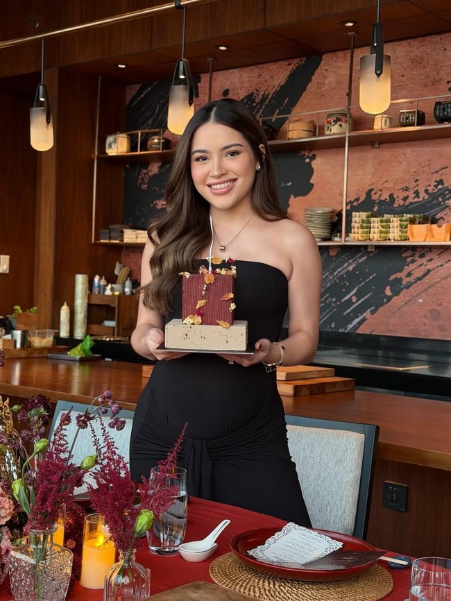 Pesona Nicole Parham Si Calon Ibu yang Ultah ke-22