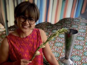 Hiks! Rambut Nirina Zubir Rusak Parah karena Gagal Bleaching