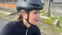 Mencoba tuk jadi orang bisa menghadapi masalah dengan tenang tapi Jujur masih syok dan sedih berat dengan kondisi rambut Na sekarang ini, doakan rambut Na bisa membaik dalam beberapa hari ke depan tanpa harus potong terlalu pendek ya, ungkapnya saat itu. Foto: Instagram @nirinazubir_