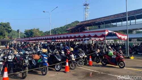 Antrean pemudik di Pelabuhan Padangbai, Karangasem, Minggu (15/3/2026).