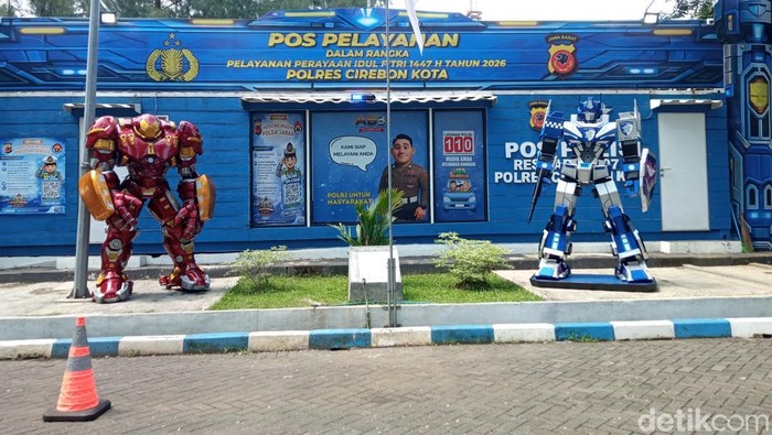 Patung Robot Bergaya Transformers di Rest Area Tol Cirebon.