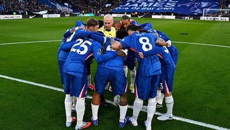 Wasit Ngapain sih di Tengah Kerumunan Pemain Chelsea?