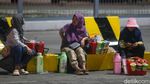 Pedagang Asongan Berburu Rezeki di Antrean Pemudik Merak