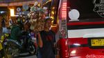 Pedagang Asongan Berburu Rezeki di Antrean Pemudik Merak