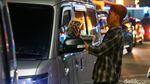 Pedagang Asongan Berburu Rezeki di Antrean Pemudik Merak