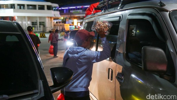Pedagang Asongan Berburu Rezeki di Antrean Pemudik Merak