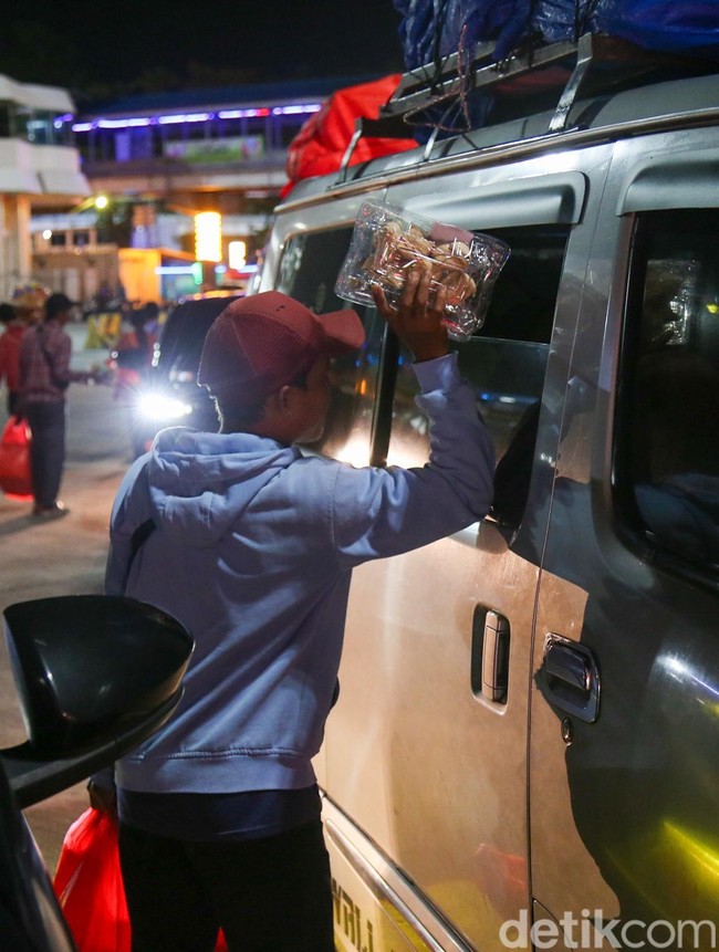 Pedagang Asongan Berburu Rezeki di Antrean Pemudik Merak