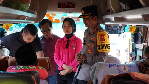 Pemberangkatan pemudik ke Jawa Timur di area parkir VVIP sebelah barat Stadion Kapten I Wayan Dipta, Gianyar, Bali, Minggu (15/3/2026). (Foto: Dok. Polres Gianyar)