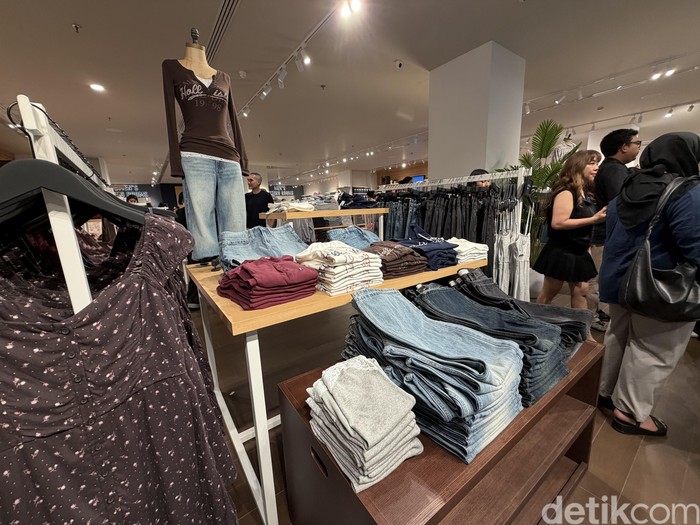 Pembukaan Toko Hollister Pertama se-Asia Tenggara di Pondok Indah Mall 1