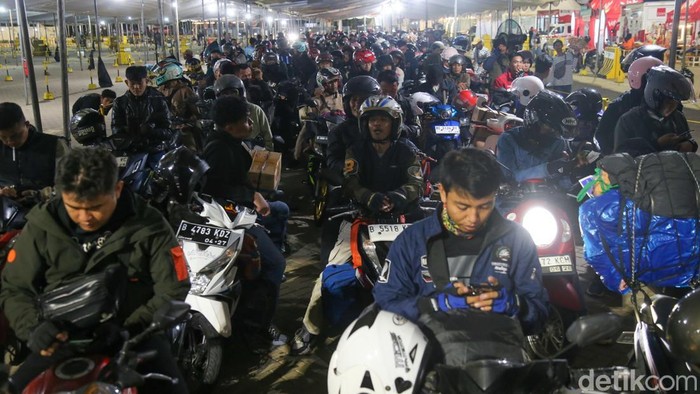 Pemudik sepeda motor mengantre memasuki area Pelabuhan Ciwandan, Cilegon, Banten, Minggu (15/3/2026) dini hari, untuk menyeberang menuju Pelabuhan Bakauheni.