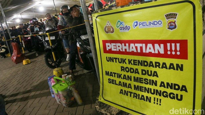 Pemudik sepeda motor mengantre memasuki area Pelabuhan Ciwandan, Cilegon, Banten, Minggu (15/3/2026) dini hari, untuk menyeberang menuju Pelabuhan Bakauheni.