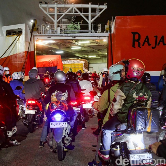 Pemudik Motor Padati Pelabuhan Ciwandan Saat Dini Hari
