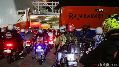 Pemudik Motor Padati Pelabuhan Ciwandan Saat Dini Hari