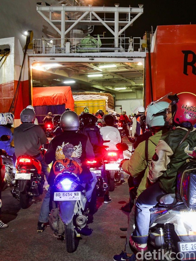 Pemudik Motor Padati Pelabuhan Ciwandan Saat Dini Hari