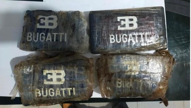 Penampakan sebagian paket berisi kokain yang ditemukan terdampar di pesisir pantai Kepulauan Selayar. Penampakan sebagian paket berisi kokain yang ditemukan terdampar di pesisir pantai Kepulauan Selayar.