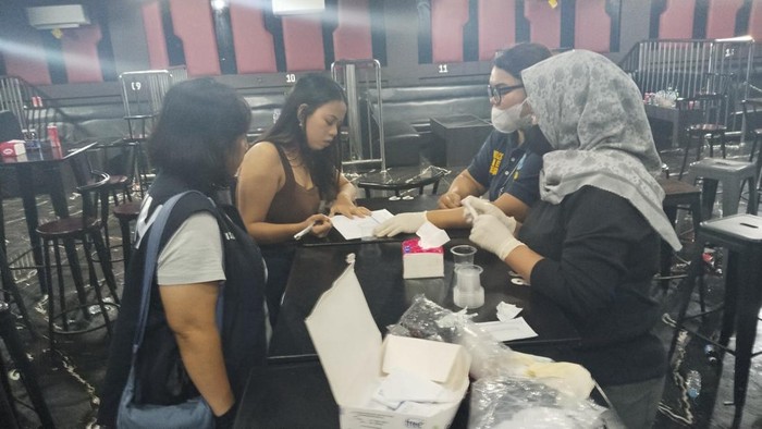 Pengunjung diskotek Blue Night di Langkat yang terjaring razia saat menjalani tes urine (Foto: BNNP Sumut)