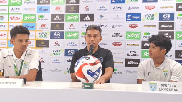 Pelatih Persela Bima Sakti saat merespons hasil pertandingan.