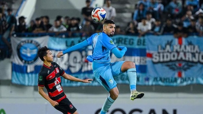 Persela saat uji coba laga dengan Persekat di Stadion Surajaya Lamongan.