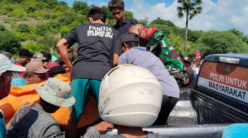 Proses evakuasi jasad Sudirman (47), yang ditemukan di tepi Pantai Desa Kowo, Kecamatan Sape, Kabupaten Bima, NTB, pada Minggu (15/3/2026). (Dok. Polsek Sape).