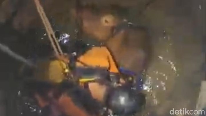 Petugas Damkar, TRC BPBD, dan warga mengevakuasi sapi tercebur sumur di Boyolali, Minggu (15/3/2026).