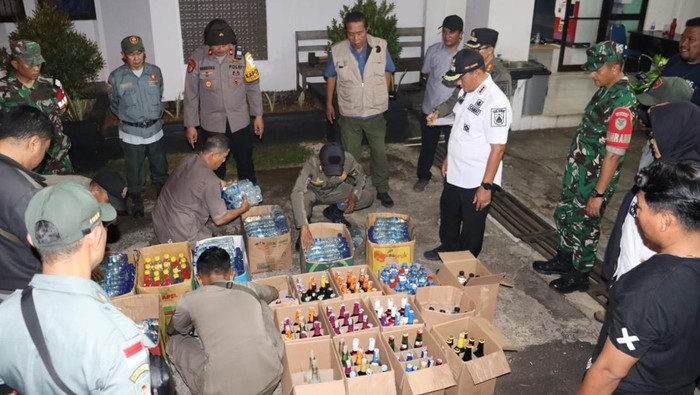 600 Botol Miras Ditemukan di Warung Kelontong Nakal Cibinong, Apakah Ini Tipuan?