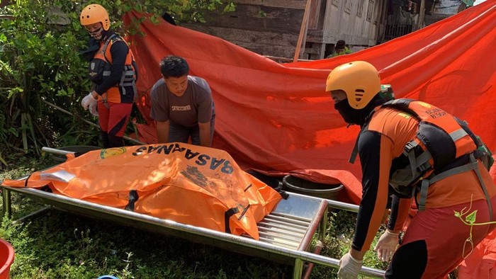 Petugas mengevakuasi jasad kakek di OKU TImur yang tenggelam di Sungai Komering