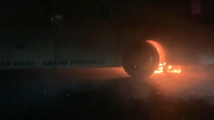 Seorang pemuda di Polewali Mandar tewas setelah motornya terlibat tabrakan dengan bus dan terbakar.