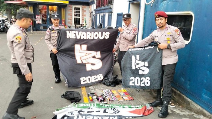 Polisi Tangkap Remaja Konvoi di Jakbar, Bendera-Petasan Ditemukan!