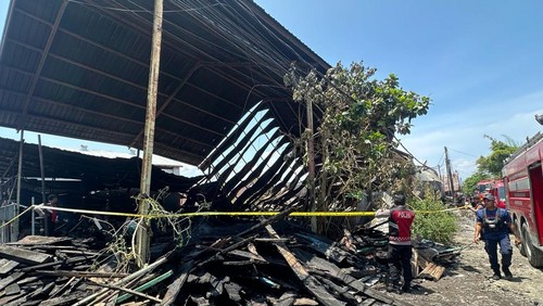 Polisi melakukan olah TKP kebakaran hebat yang melanda gudang mebel di Kerobokan Kelod, Kuta Utara, Badung, Bali, Minggu (15/3/2026). (Foto: Polres Badung)
