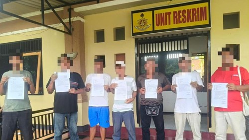 Polisi mengamankan delapan orang calo tiket di Terminal Mandalika, Mataram, NTB, Minggu (15/3/2026). (Foto: Polresta Mataram)