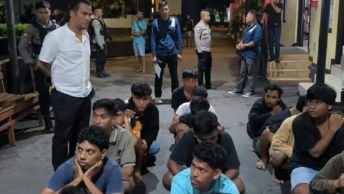 Polisi mengamankan puluhan pemuda terkait aksi tawuran di Jalan Suratim, Kelurahan Oesapa, Kecamatan Kelapa Lima, Kota Kupang, NTT, Minggu (15/3/2026). (Dok. Polresta Kupang Kota)