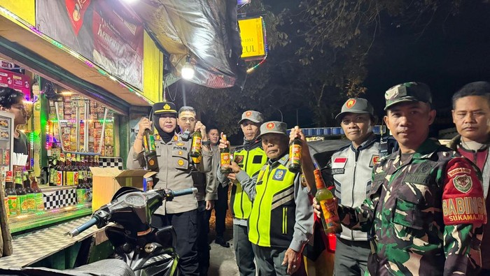**Patroli Ramadan di Puncak Bogor, Polisi Sita 30 Botol Miras**
