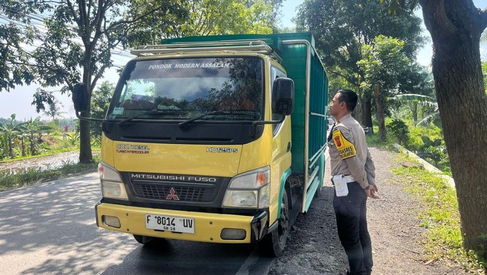 Polisi menindak belasan truk pasir yang beroperasi saat mudik