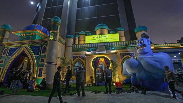 Warga beristirahat di depan Pos Pelayanan Terpadu Pengamanan Idul Fitri 2026 bertema Aladin Seribu Satu Malam di Gadog, Ciawi, Kabupaten Bogor, Jawa Barat, Kamis (12/3/2026). Satuan Lalu Lintas Polres Bogor membangun pos pelayanan yang ramah keluarga dalam rangka menjaga keamanan dan kenyamanan selama arus mudik, arus balik serta libur Idul Fitri 2026. ANTARA FOTO/Yulius Satria Wijaya/wsj.