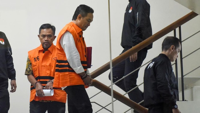 Bupati Cilacap Syamsul Auliya Rachman (kedua kiri) dan dan Sekda Kabupaten Cilacap Sadmoko Danardono (kiri) mengenakan rompi tahanan KPK usai menjalani pemeriksaan di Gedung Merah Putih KPK, Jakarta, Sabtu (14/3/2026). KPK menetapkan status tersangka dan menahan Bupati Cilacap Syamsul Auliya Rachman dan Sekda Cilacap Sadmoko Danardono dalam operasi tangkap tangan (OTT) terkait kasus pemerasan terhadap perangkat daerah untuk tunjangan hari raya (THR) pribadi dan eksternal Forkopimda serta mengamankan barang bukti uang tunai Rp610 juta. ANTARA FOTO/Indrianto Eko Suwarso/tom.