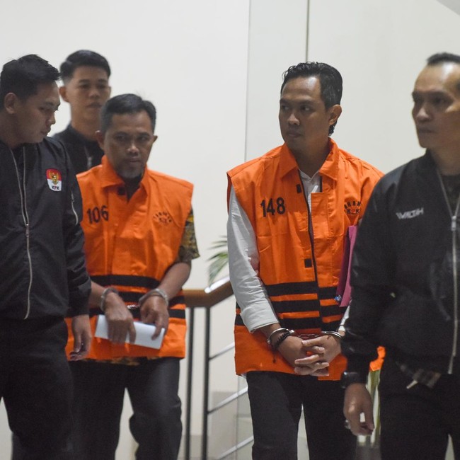 Potret Bupati dan Sekda Cilacap Berompi Oranye Usai OTT KPK