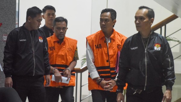 Potret Bupati dan Sekda Cilacap Berompi Oranye Usai OTT KPK