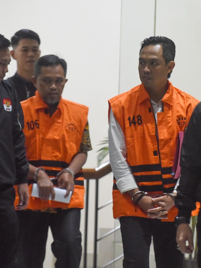 Potret Bupati dan Sekda Cilacap Berompi Oranye Usai OTT KPK