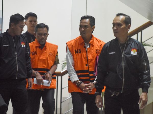 Potret Bupati dan Sekda Cilacap Berompi Oranye Usai OTT KPK