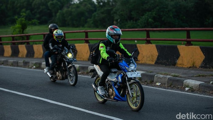Sejumlah pemotor melibas jalanan Lingkar Tanjungpura, Karawang, Minggu (15/3/2026).