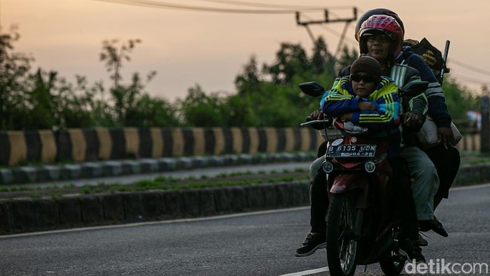 Sejumlah pemotor melibas jalanan Lingkar Tanjungpura, Karawang, Minggu (15/3/2026).