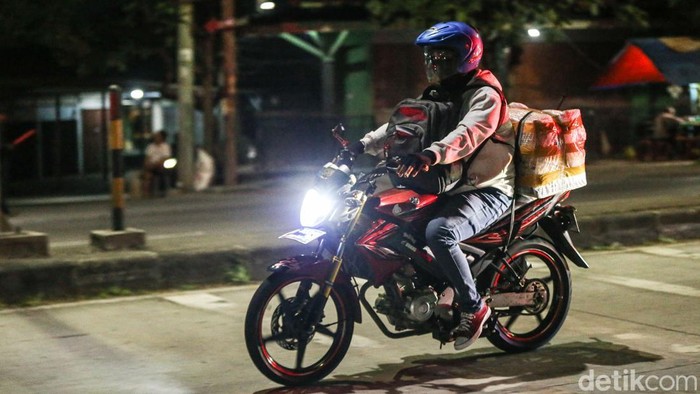 Sejumlah pemudik sepeda motor melintas di jalur Pantai Utara Jawa kawasan Karawang, Sabtu (14/3/2026), saat perjalanan menuju kampung halaman.