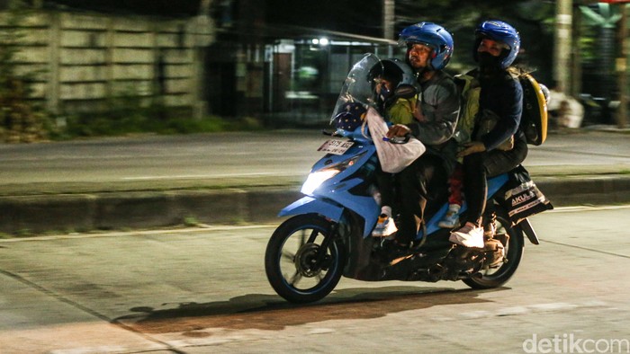 Sejumlah pemudik sepeda motor melintas di jalur Pantai Utara Jawa kawasan Karawang, Sabtu (14/3/2026), saat perjalanan menuju kampung halaman.