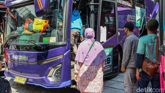 Para pemudik bersiap menaiki bus dalam program mudik gratis yang digelar Partai Kebangkitan Bangsa di Kantor DPP PKB, Jakarta, Minggu (15/3/2026).
