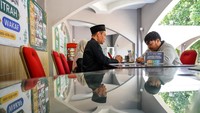 Seorang amil zakat melayani warga yang membayar zakat di Masjid Pusat Dakwah Islam, Bandung. Foto: ANTARA FOTO/Raisan Al Farisi
